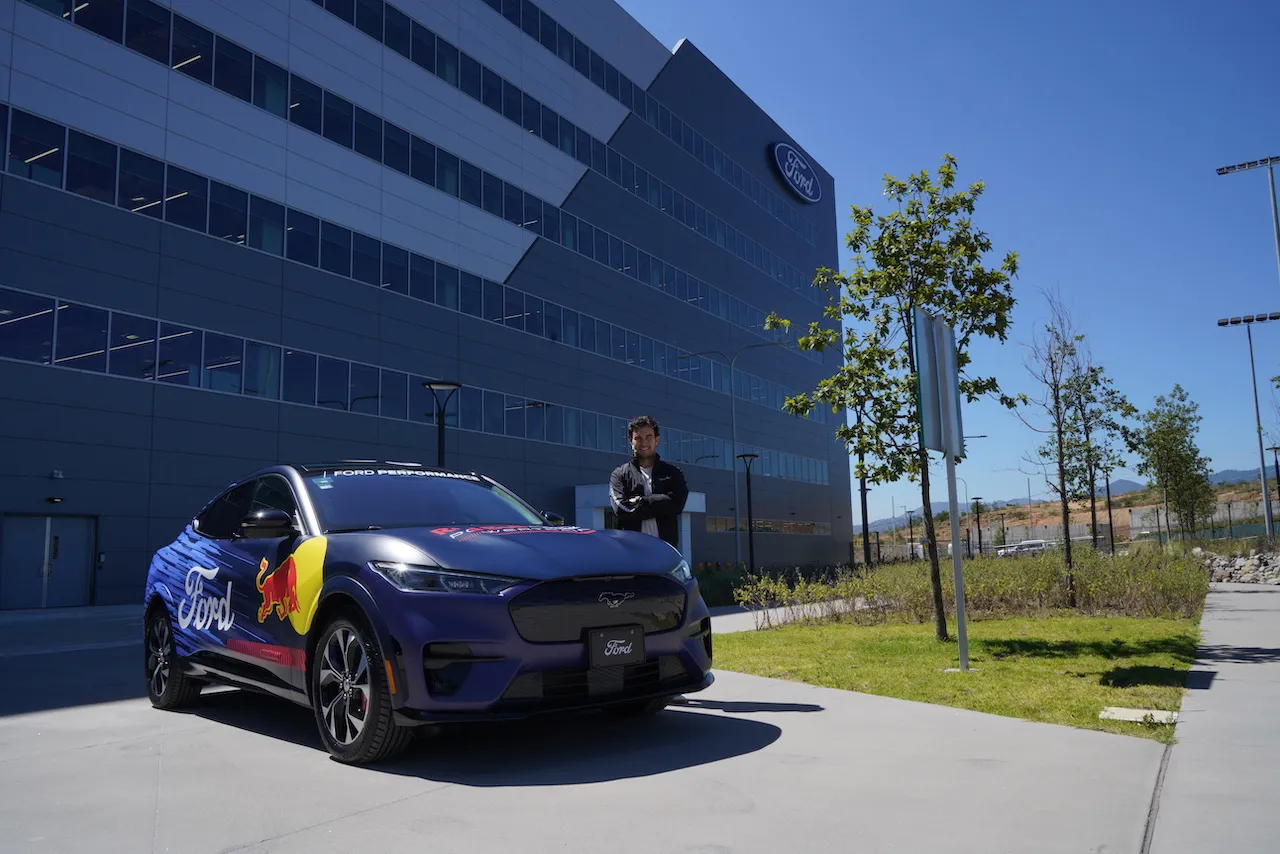 Sergio “Checo” Pérez, presenta el nuevo Ford Mustang Mach-E Premium