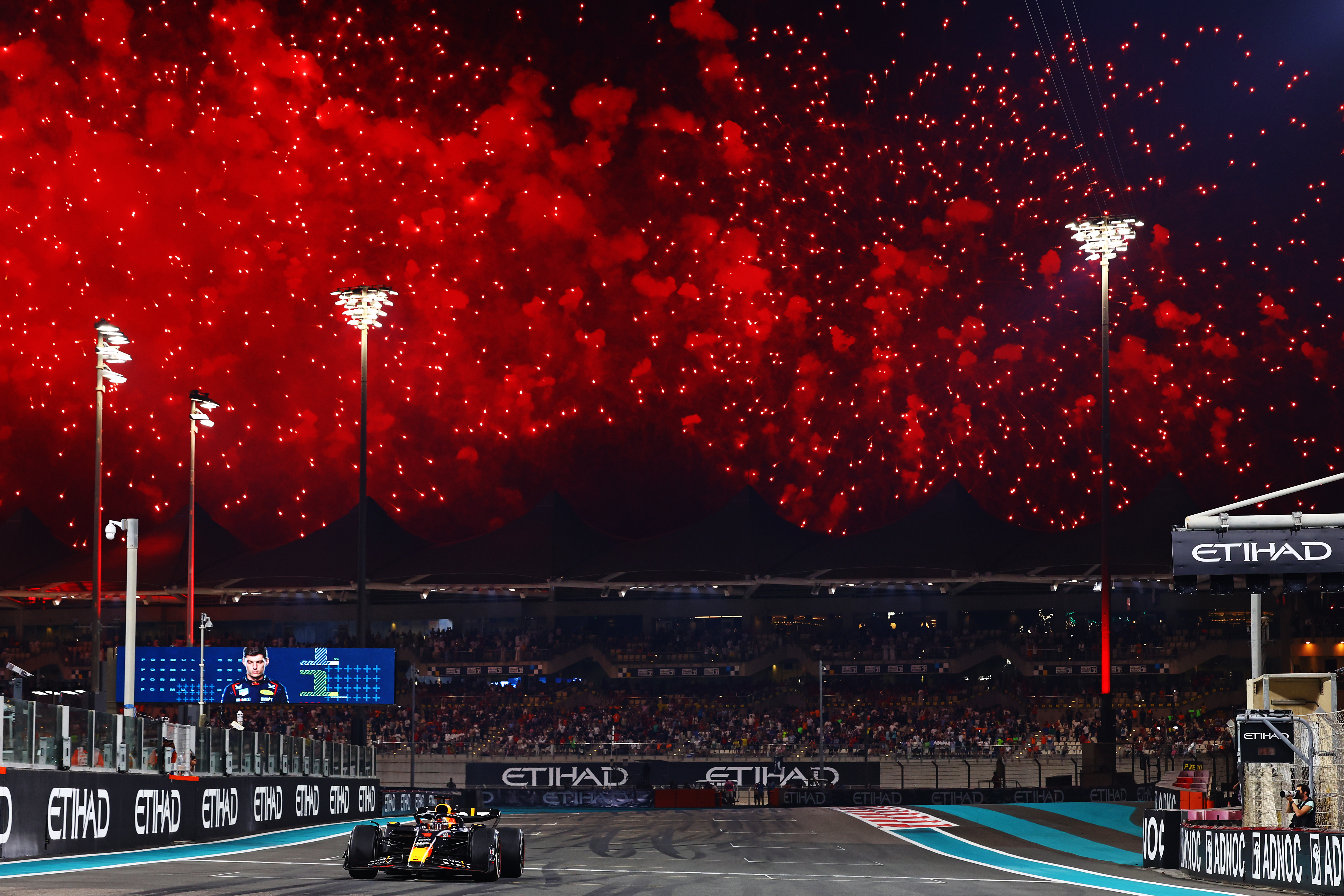 Verstappen gana el GP de Abu Dhabi Mercedes vence a Ferrari | Memo Lira Verstappen gana el GP de Abu Dhabi Mercedes vence a Ferrari