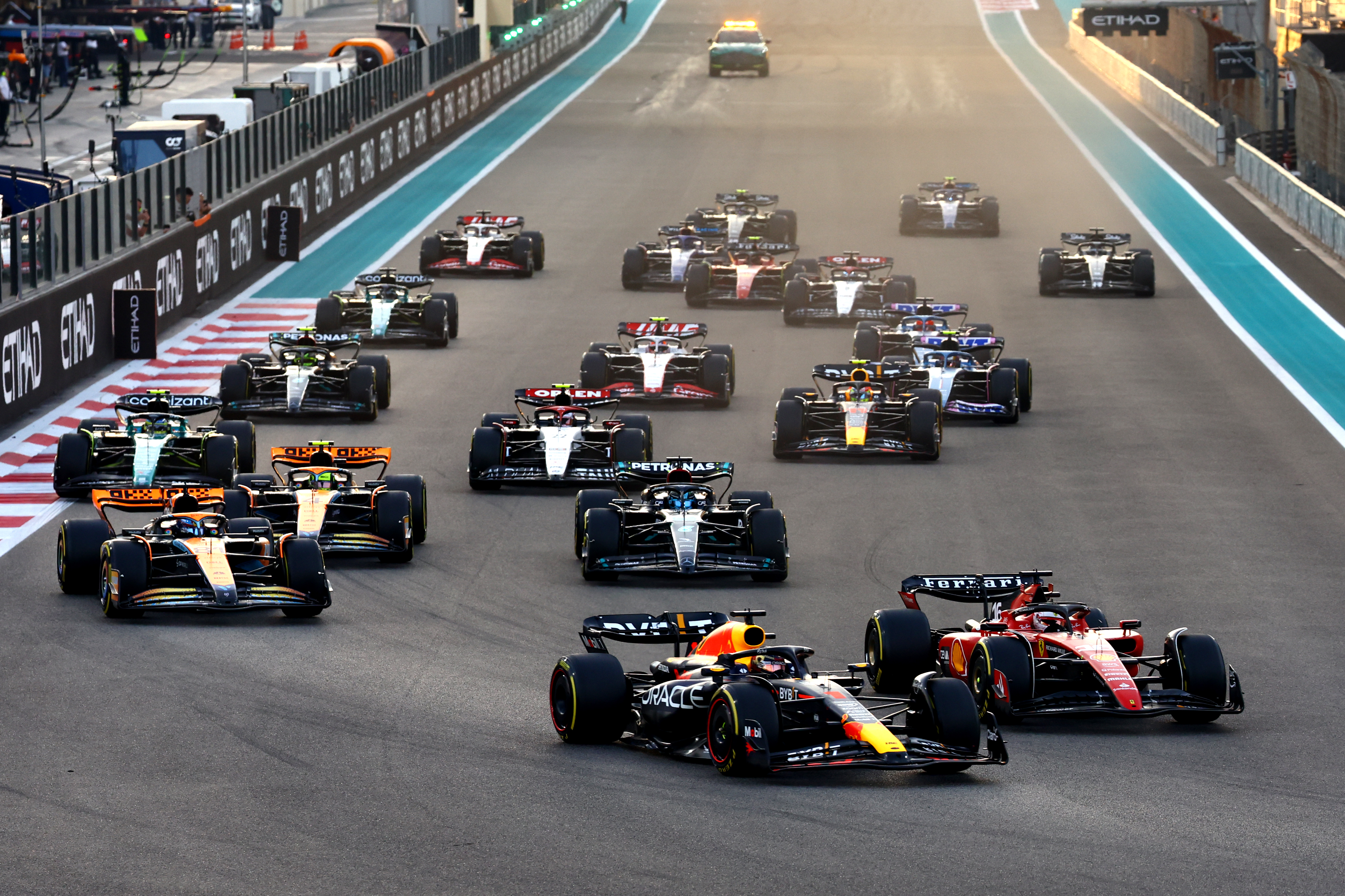 Verstappen gana el GP de Abu Dhabi Mercedes vence a Ferrari | Memo Lira Verstappen gana el GP de Abu Dhabi Mercedes vence a Ferrari
