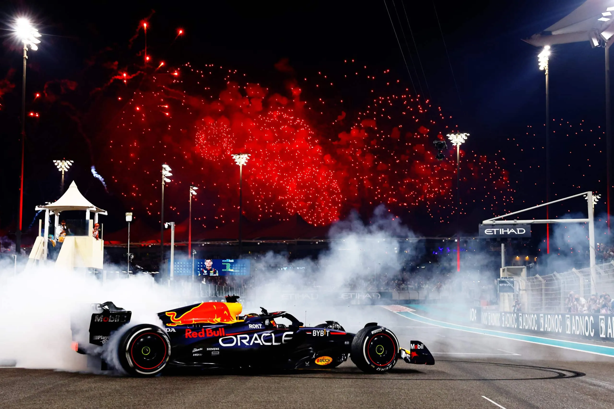 Verstappen gana el GP de Abu Dhabi, Mercedes vence a Ferrari
