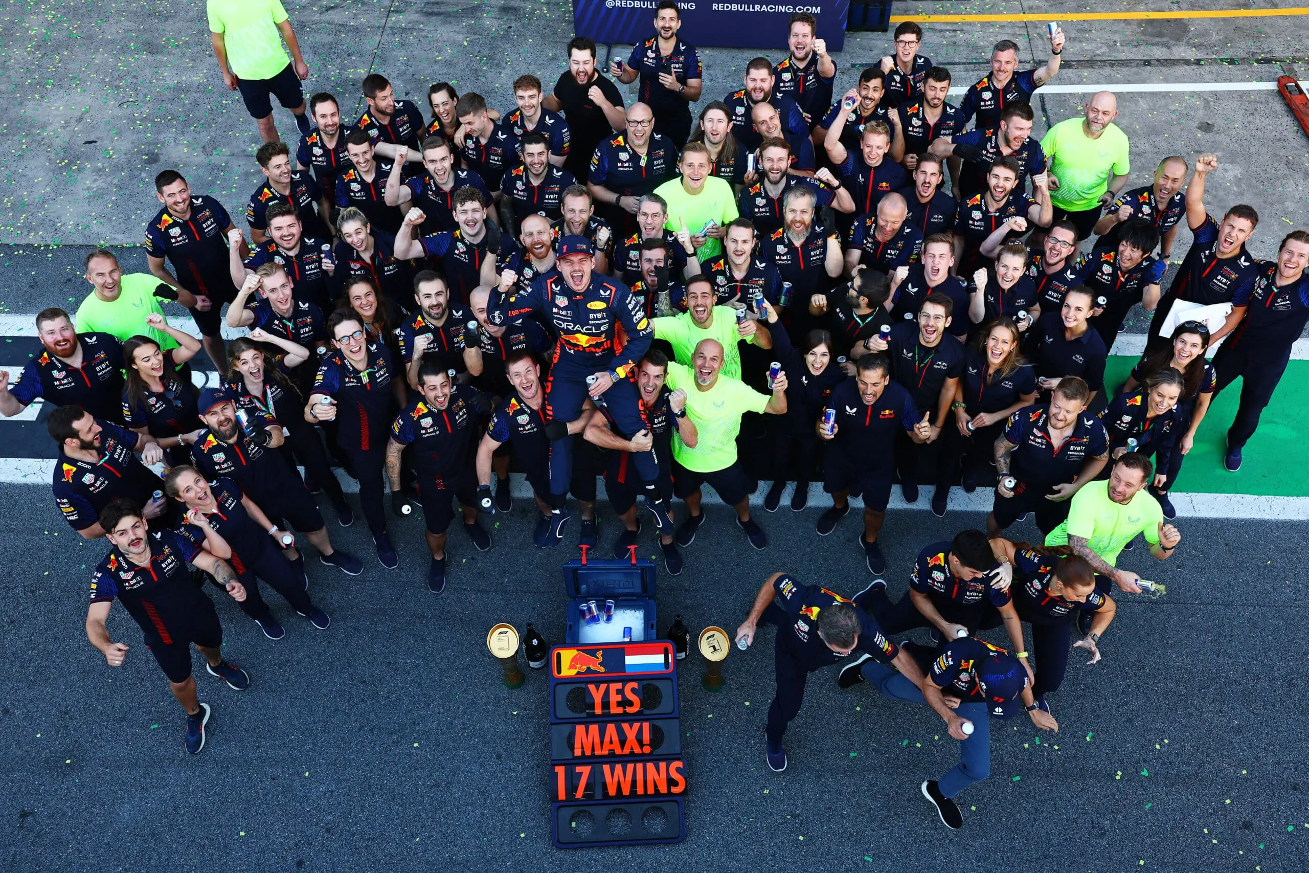 Verstappen gana el GP de Sao Paulo, Alonso supera a Pérez y termina tercero