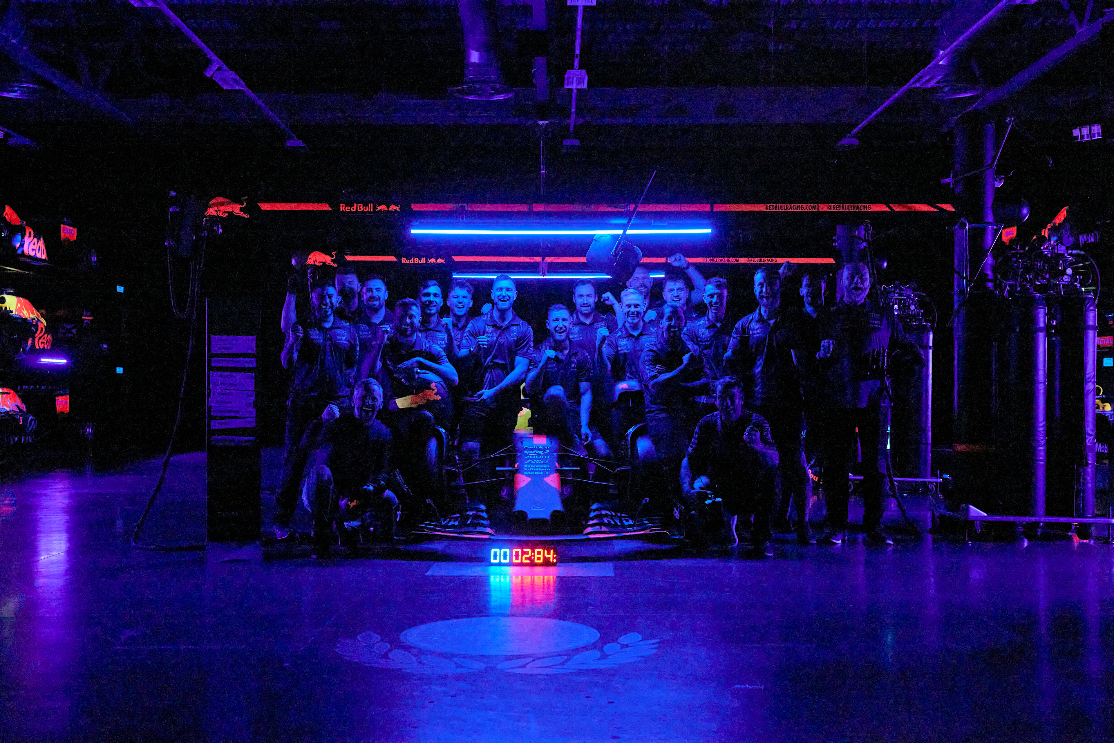 Es posible hacer una parada en boxes en la oscuridad El desafío de Red Bull | Memo Lira Es posible hacer una parada en boxes en la oscuridad El desafío de Red Bull