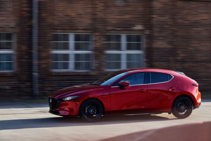 ¡Mazda más distribuidores, más ventas y una pick up!
