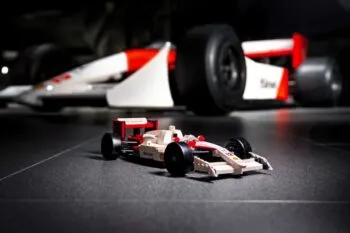 Los nuevos sets de LEGO celebran la pasión por las carreras