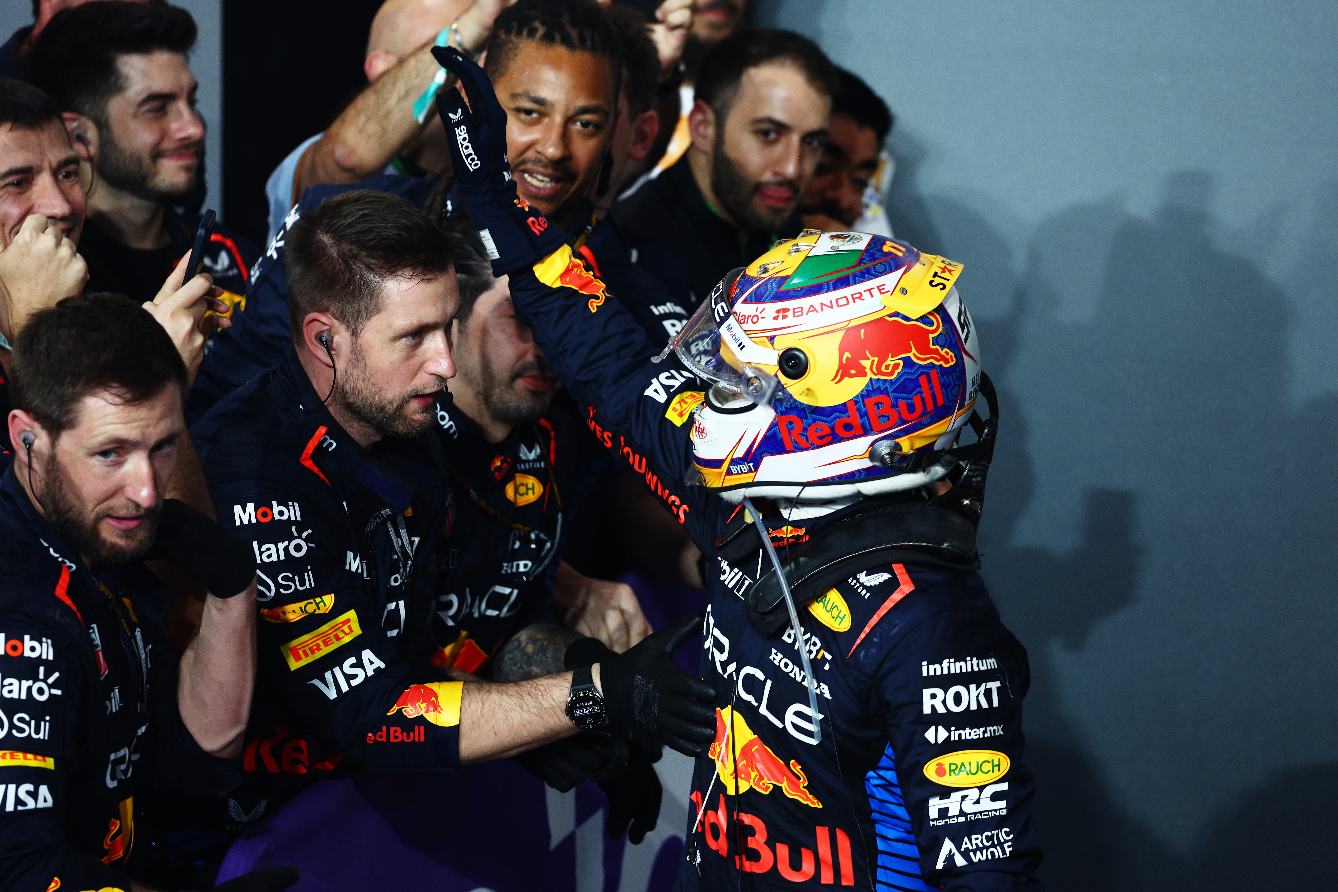 Verstappen logra la victoria en Arabia Saudita Checo segundo