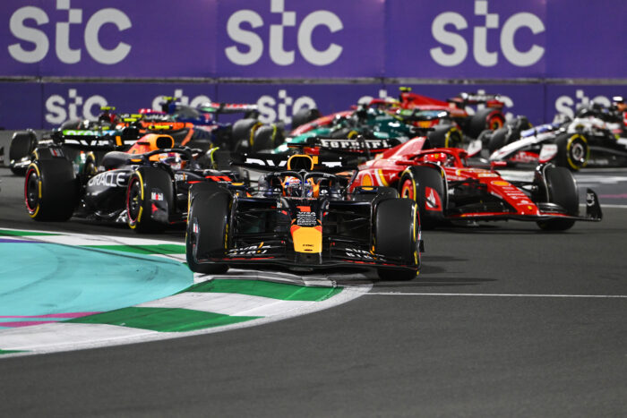 Verstappen logra la victoria en Arabia Saudita, Checo segundo 