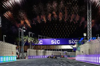 Verstappen logra la victoria en Arabia Saudita, Checo segundo