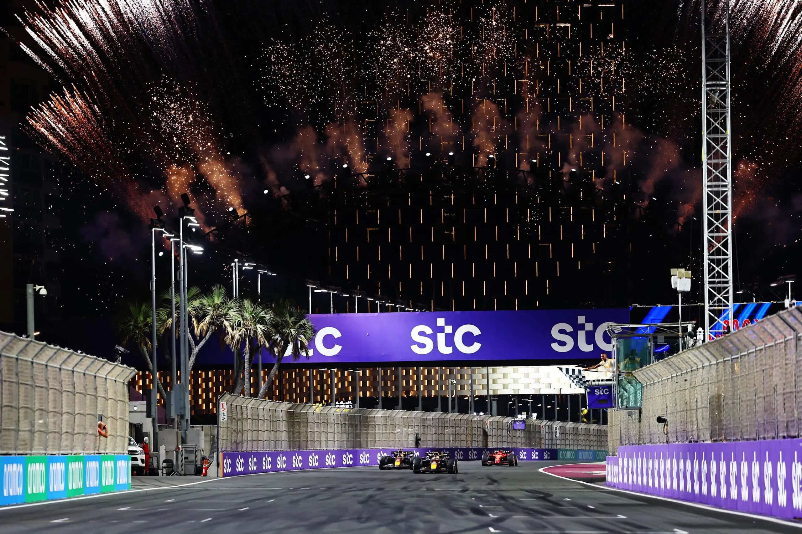 Verstappen logra la victoria en Arabia Saudita, Checo segundo