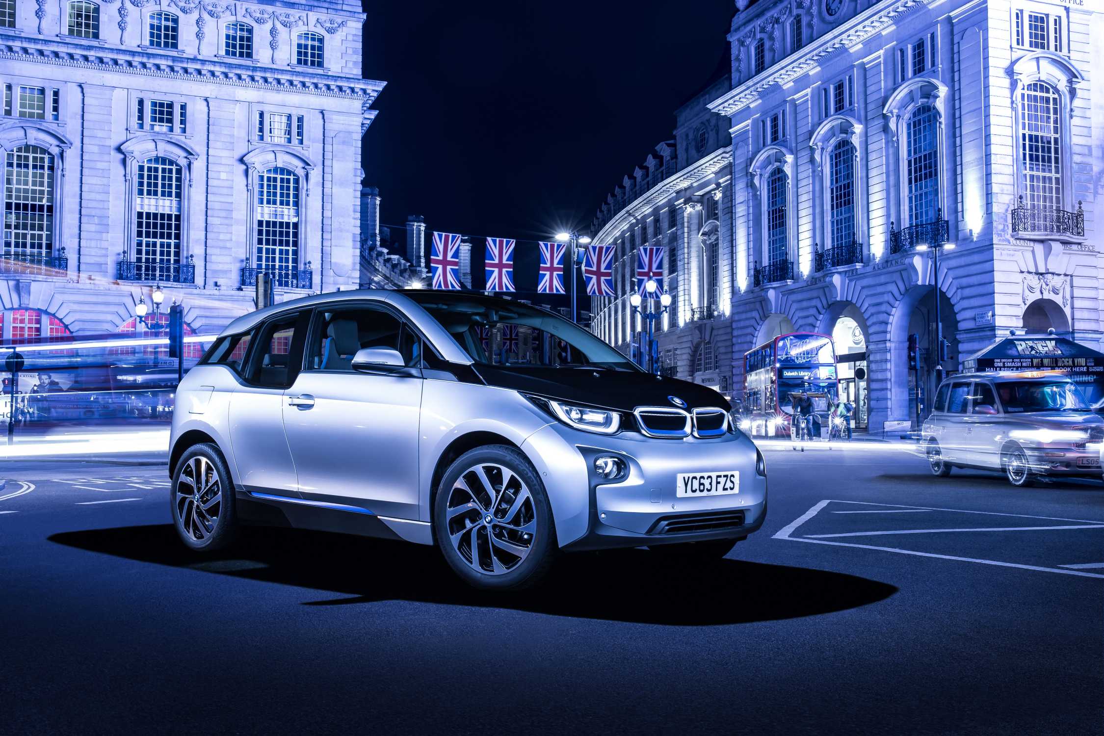 BMW i3 fue el primero en iniciar la revolución de los vehículos eléctricos en la marca. 
