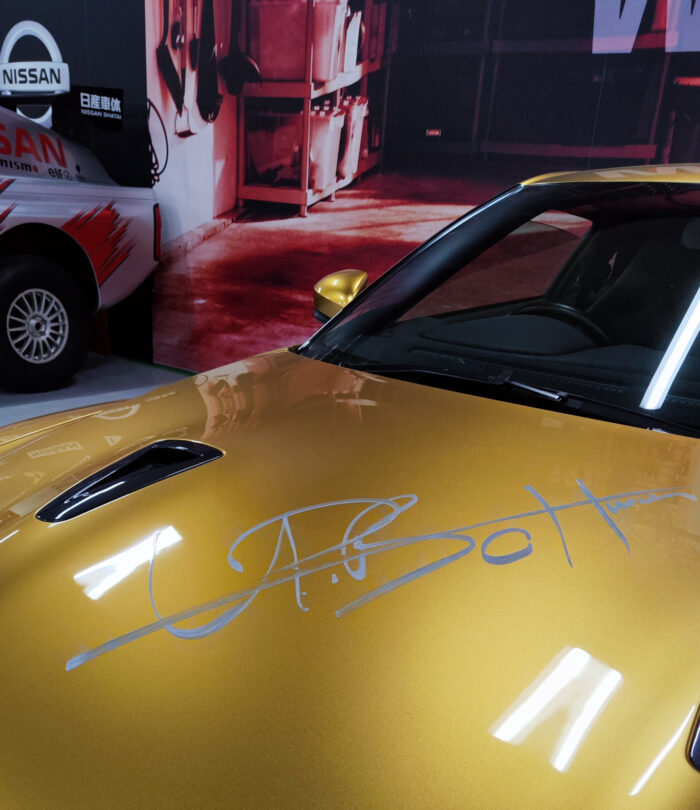 Firma de Usain Bolt en el cofre del Nissan GTR