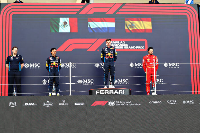Verstappen gana el GP de Japón, Pérez segundo 