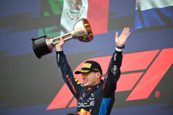 Verstappen gana el GP de Japón, Pérez segundo