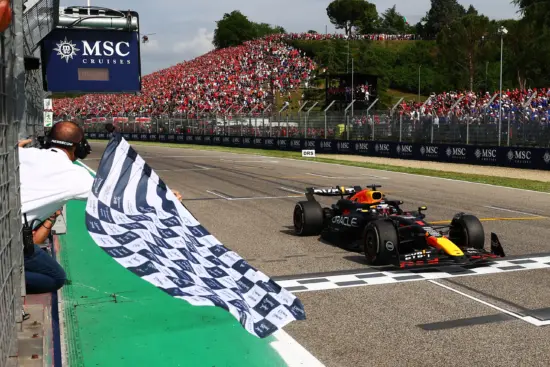 Verstappen logra la victoria en Imola, Norris segundo