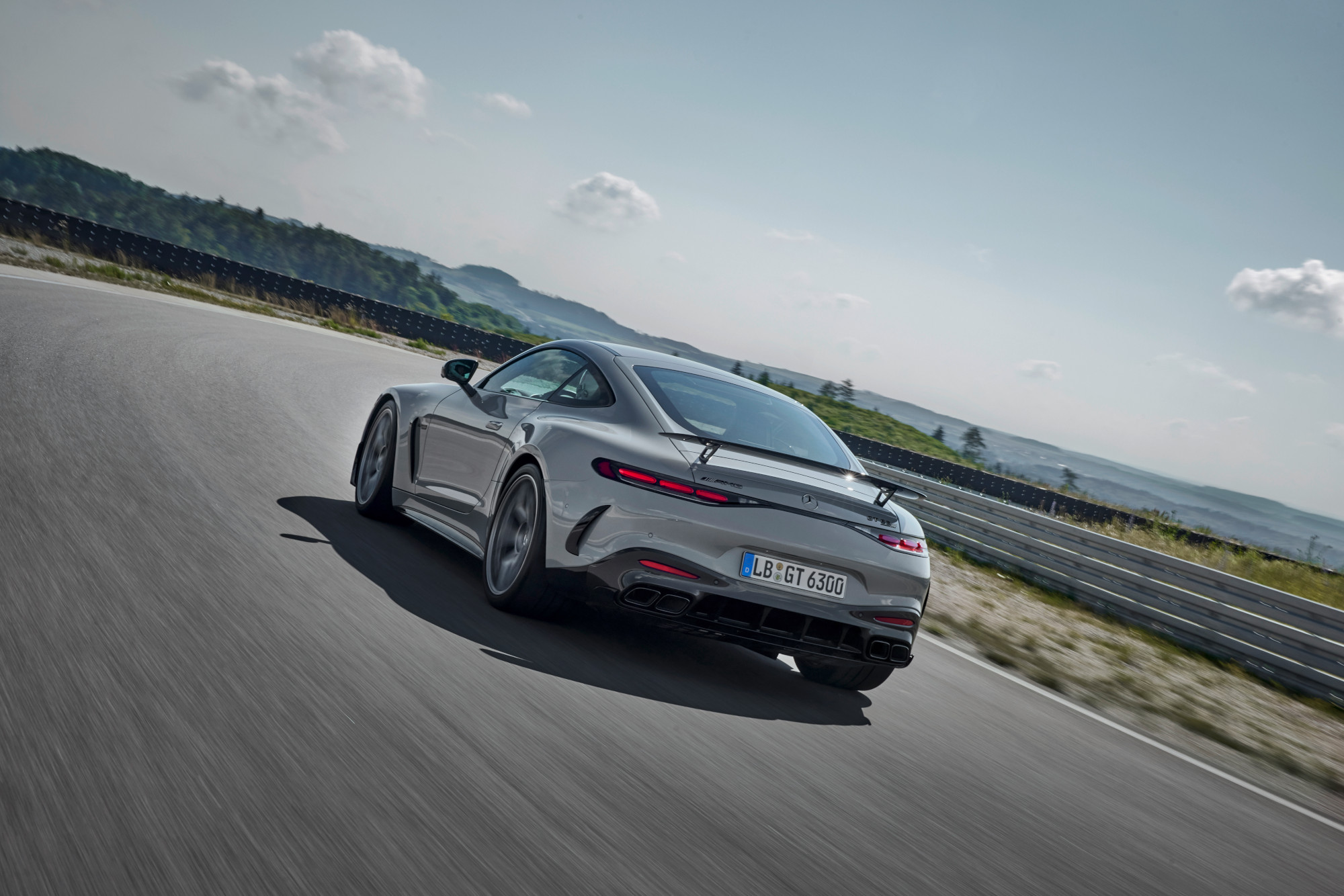 Der neue MercedesAMG GT 63 PRO 4MATIC+ Noch agiler für die RennstreckeThe new MercedesAMG GT 63 PRO 4MATIC+ even more agile for the racetrack | Memo Lira