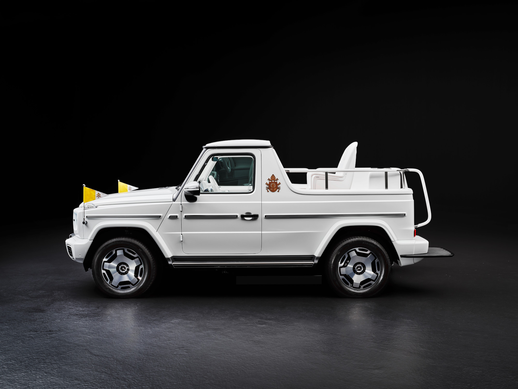 Imagen lateral del nuevo Papamóvil