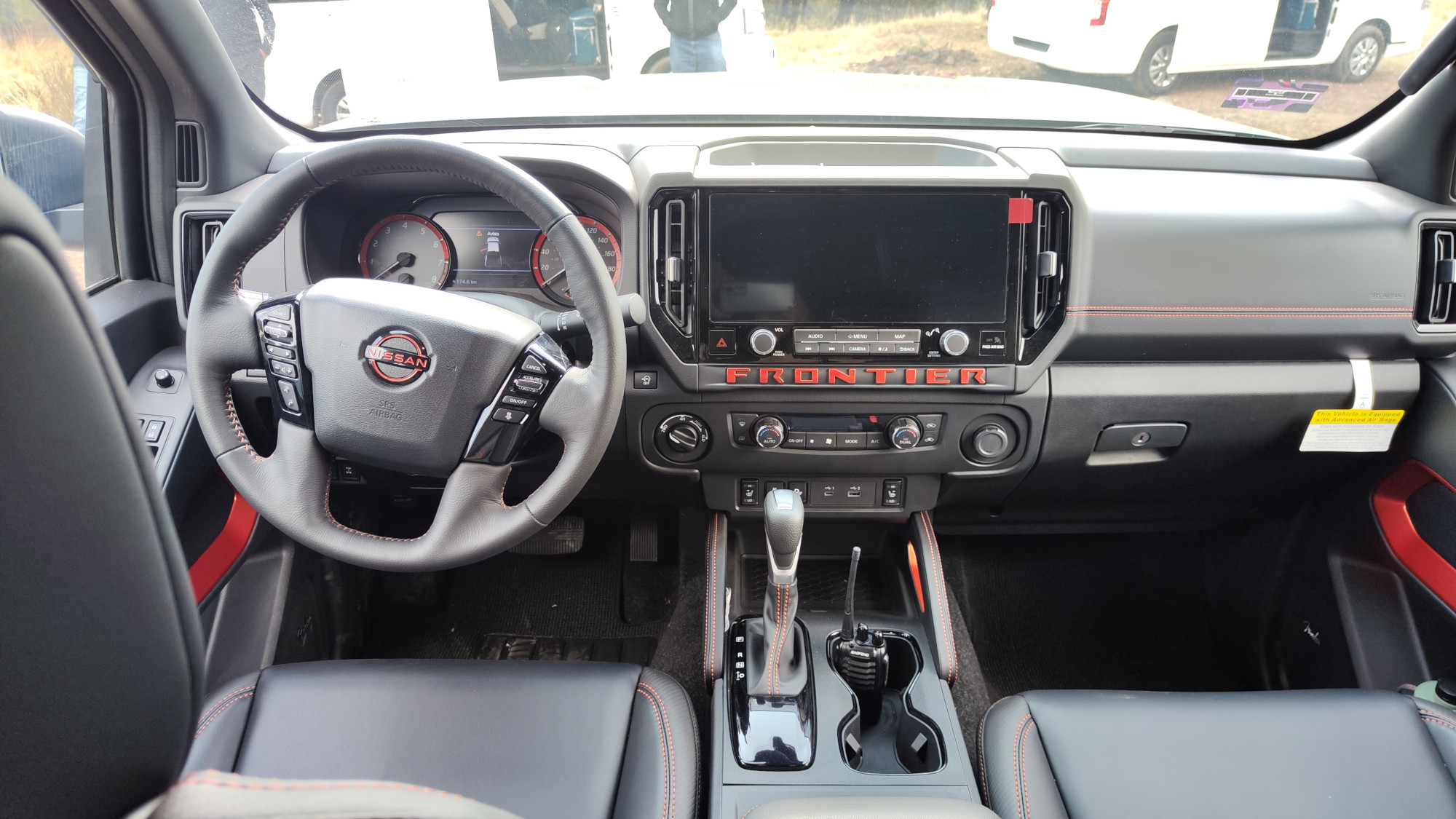 Interior Nissan Frontier V6 PRO 4X | Memo Lira Interior Nissan Frontier V6 PRO 4 X