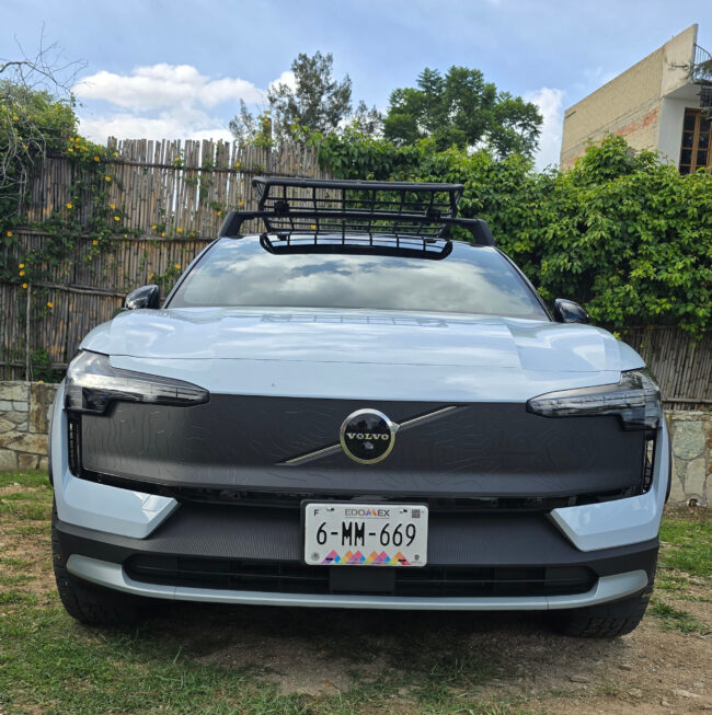 Imagen aventurera en Volvo EX30 Cross Country | Memo Lira Imagen aventurera en Volvo EX30 Cross Country