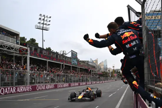 Verstappen arrasa en Bakú: triunfo incontestable y primer podio histórico de Sainz con Williams