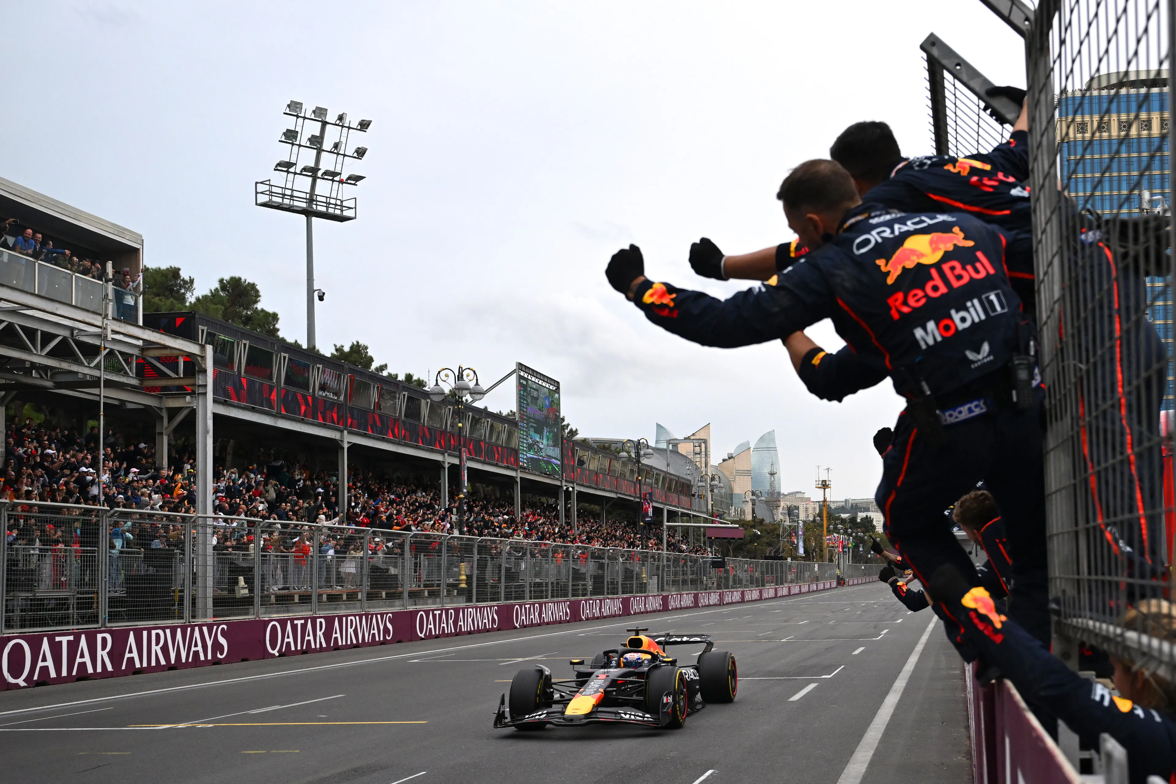 Verstappen arrasa en Bakú: triunfo incontestable y primer podio histórico de Sainz con Williams