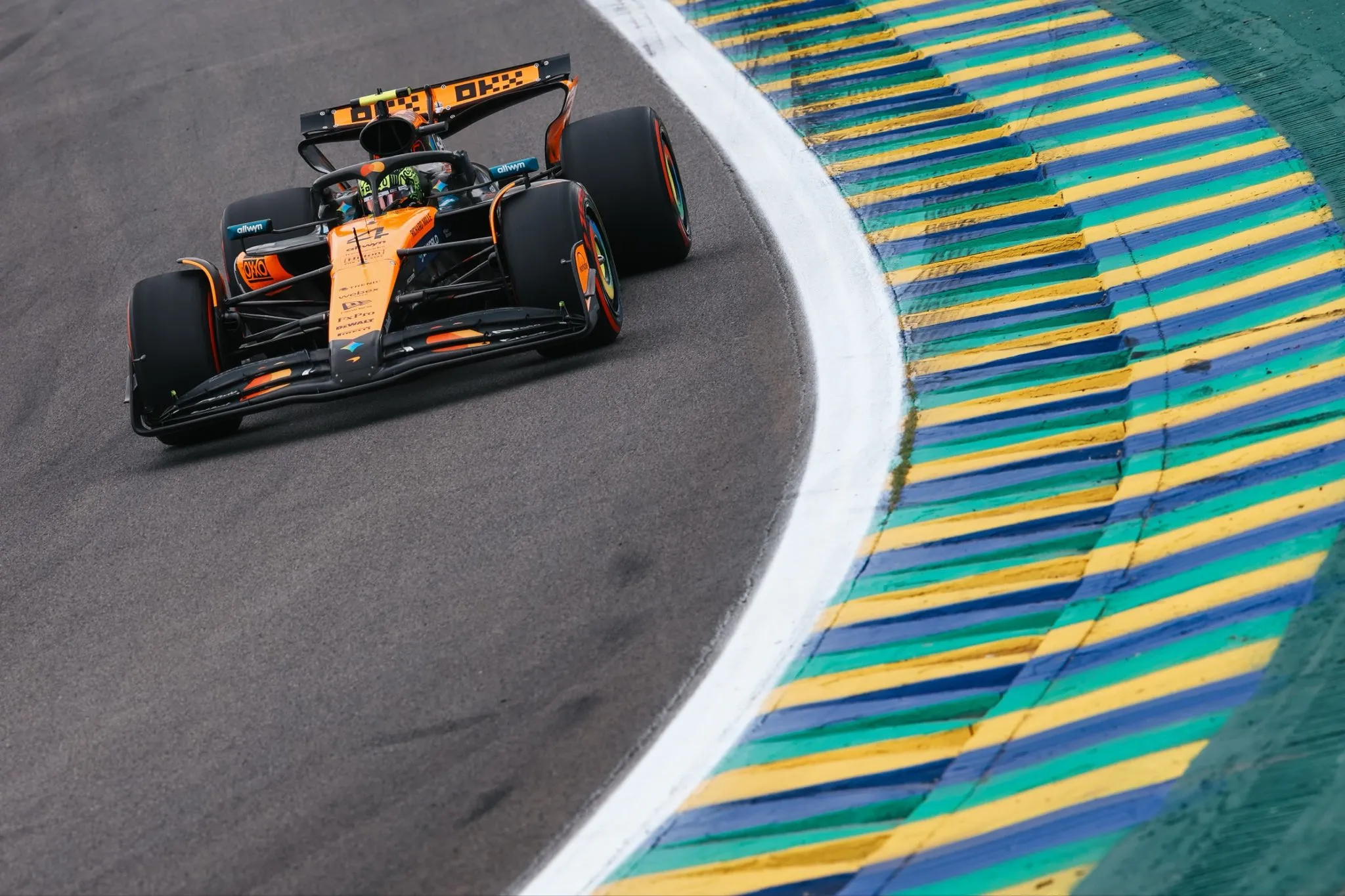 Norris brilla en Brasil: victoria impecable y remontada épica de Verstappen desde el pit lane
