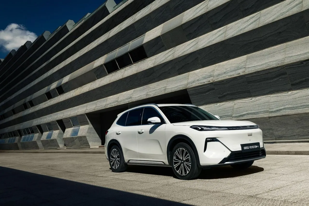 Auto eléctrico blanco circulando en ciudad