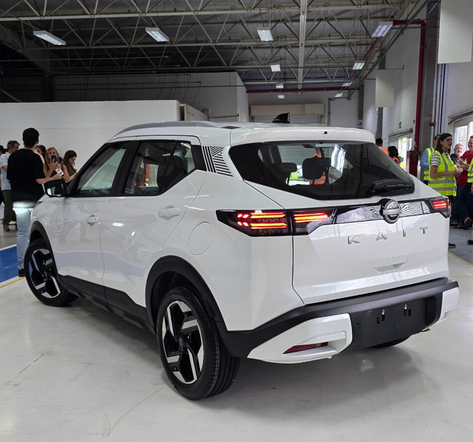 Vista trasera de Nissan KAIT | Memo Lira Vista trasera de Nissan KAIT