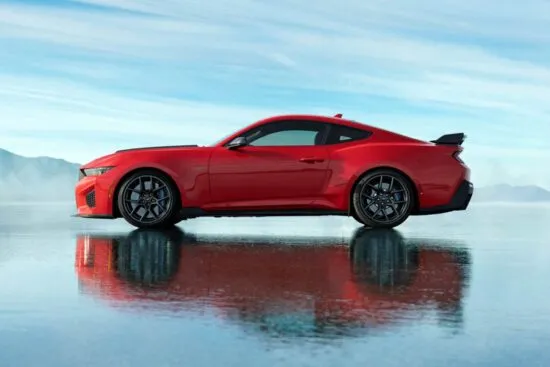 Vista lateral del Ford Mustang Dark Horse SC rojo con rines de fibra de carbono y postura deportiva