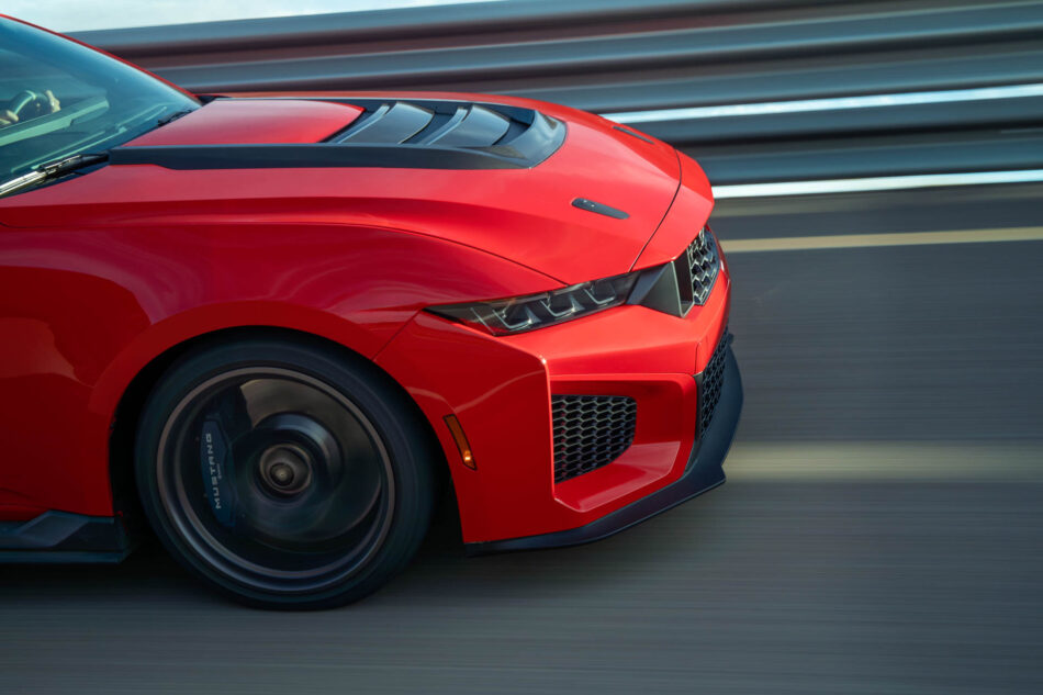 Detalle del frente del Ford Mustang Dark Horse SC rojo con tomas de aire funcionales y cofre ventilado