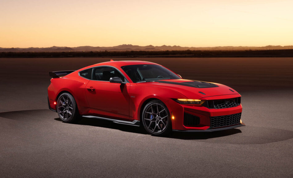 Ford Mustang Dark Horse SC en color rojo con carrocería inspirada en la pista y detalles en fibra de carbono