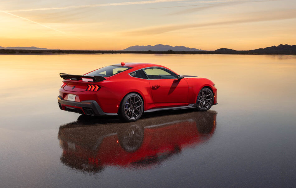 Ford Mustang Dark Horse SC rojo estacionado en circuito resaltando su enfoque de alto desempeño