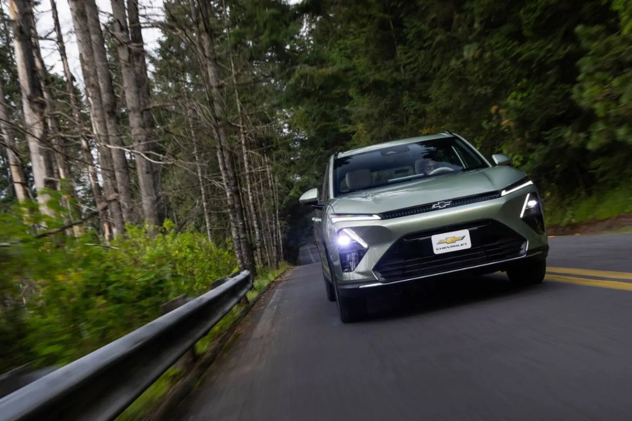 Chevrolet Captiva PHEV verde en carretera