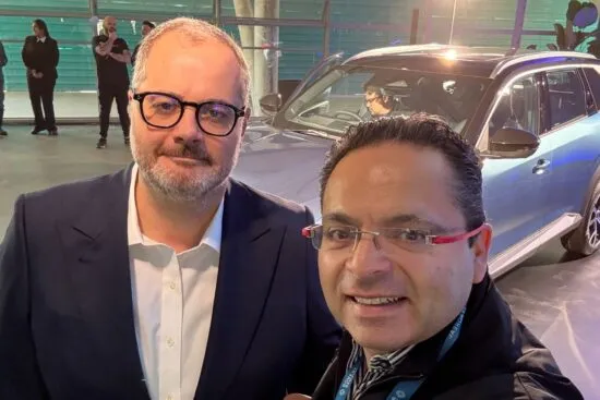 Jesús Gallo y Memo Lira durante un evento de Renault en México, con un vehículo de la marca al fondo.
