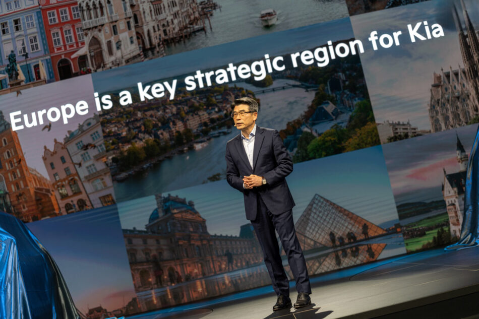 Kia EV2 presentación en Bruselas | Memo Lira Ho Sung Song Presidente y CEO de Kia en la presentación del nuevo EV2 eléctrico en Bruselas