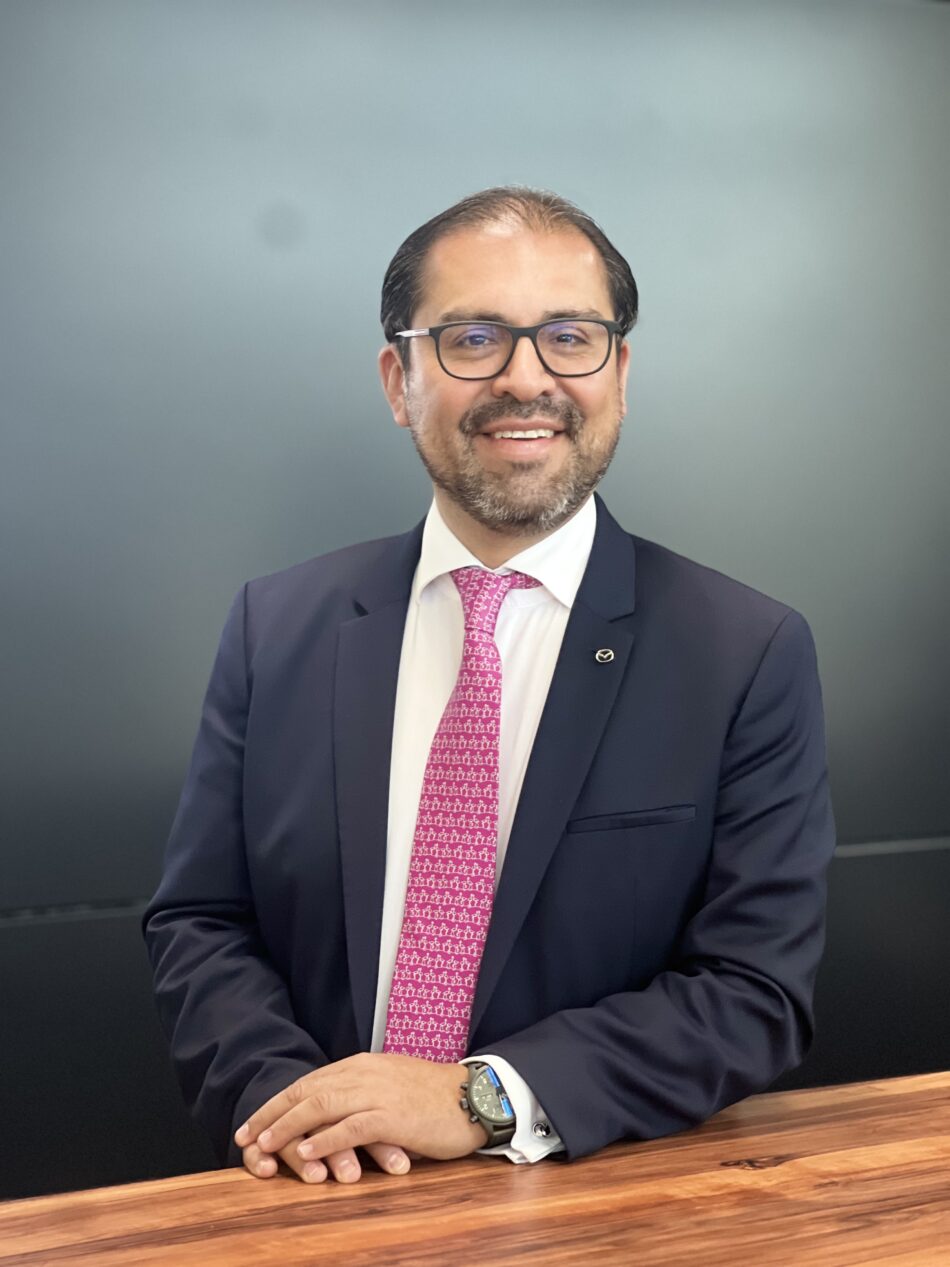 Miguel Barbeyto CEO Mazda México y Latinoamérica | Memo Lira Retrato oficial de Miguel Barbeyto líder de Mazda México y Latinoamérica