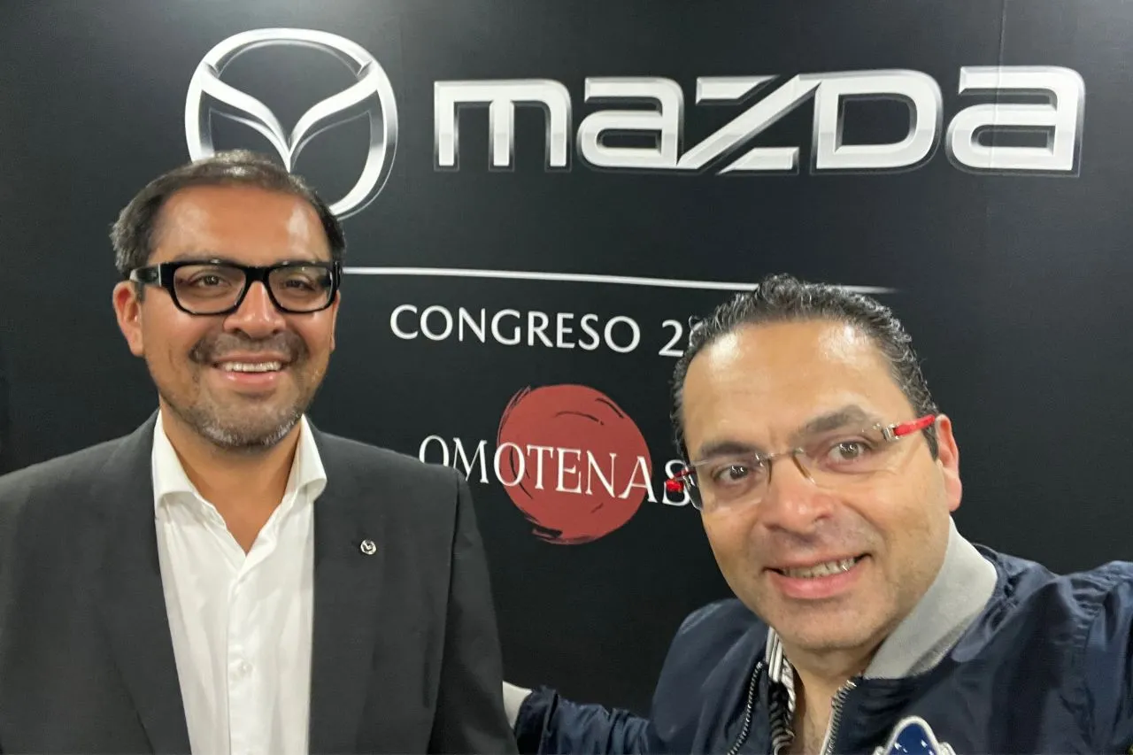 Miguel Barbeyto, CEO de Mazda México, junto a Memo Lira durante un evento de la marca.