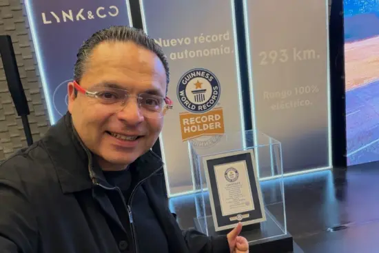 Memo Lira con el Nuevo récord de autonomia que obtuvo Lynk & Co