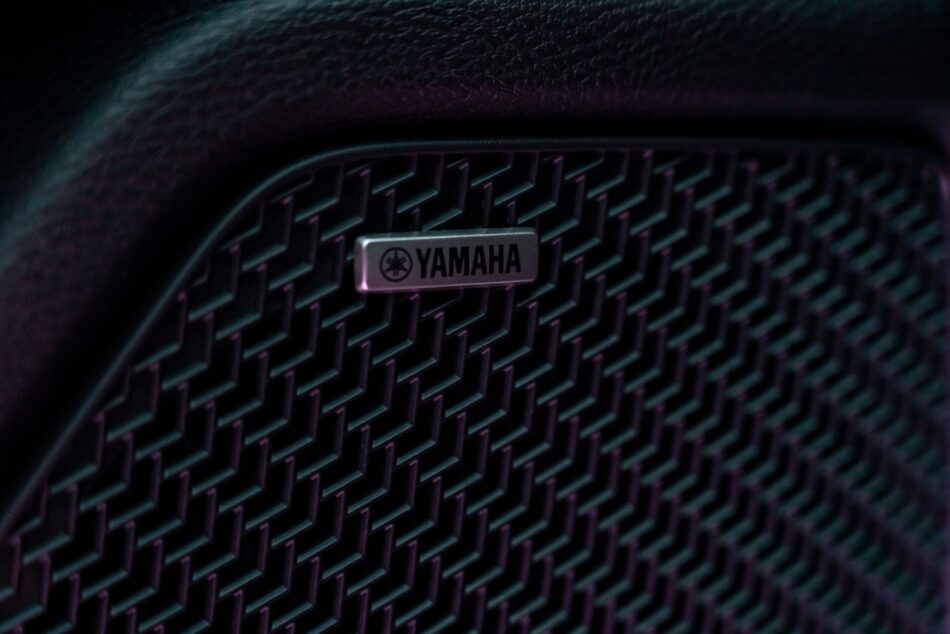 Bocina negra Yamaha Premium Dynamic Sound incluida en la nueva Outlander 2026
