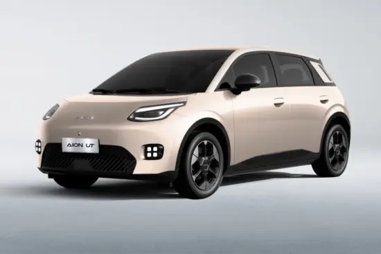 AION UT eléctrico en México vista tres cuartos con diseño urbano distintivo