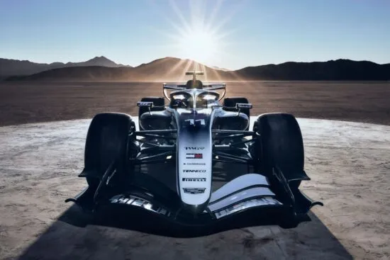 Livery de Cadillac F1 en un paisaje desértico