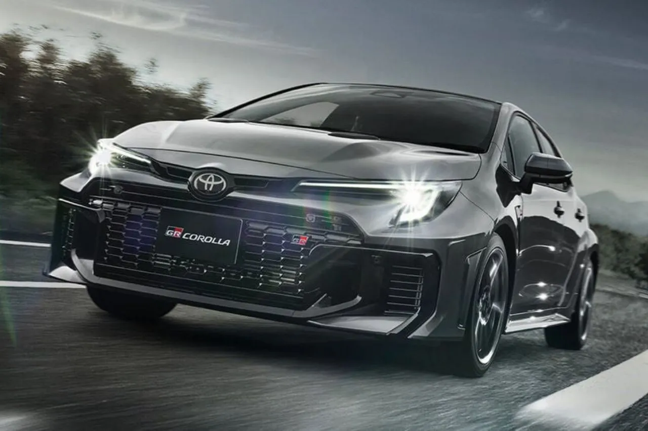 Vista tres cuartos del GR Corolla gris mostrando rines ENKEI en negro mate