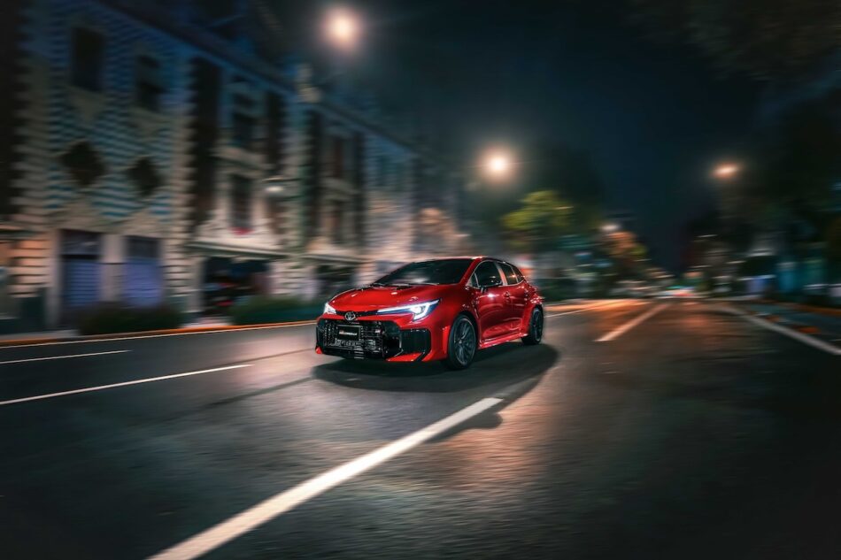 GR Corolla se suma a la familia GAZOO Racing y eleva la apuesta deportiva de Toyota | Memo Lira GR Corolla 2026 rojo inspirado en el rally estacionado en entorno urbano