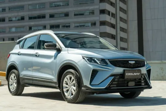 SUV subcompacta Geely Coolray Lite Azul Óptico estacionada en entorno urbano