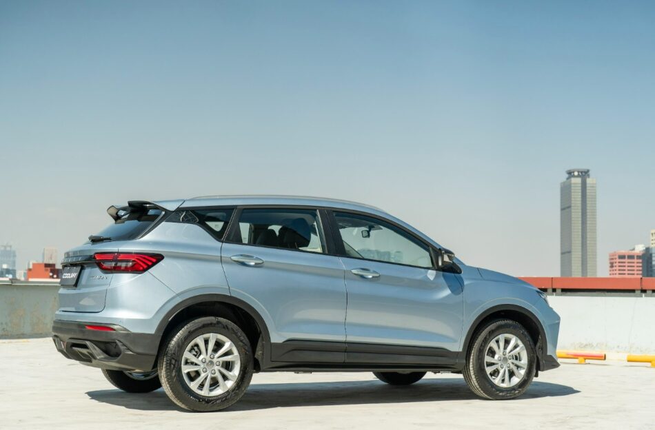 Geely Coolray Lite 2026 vista lateral | Memo Lira Diseño exterior de la Geely Coolray Lite 2026 Azul Óptico con proporciones urbanas