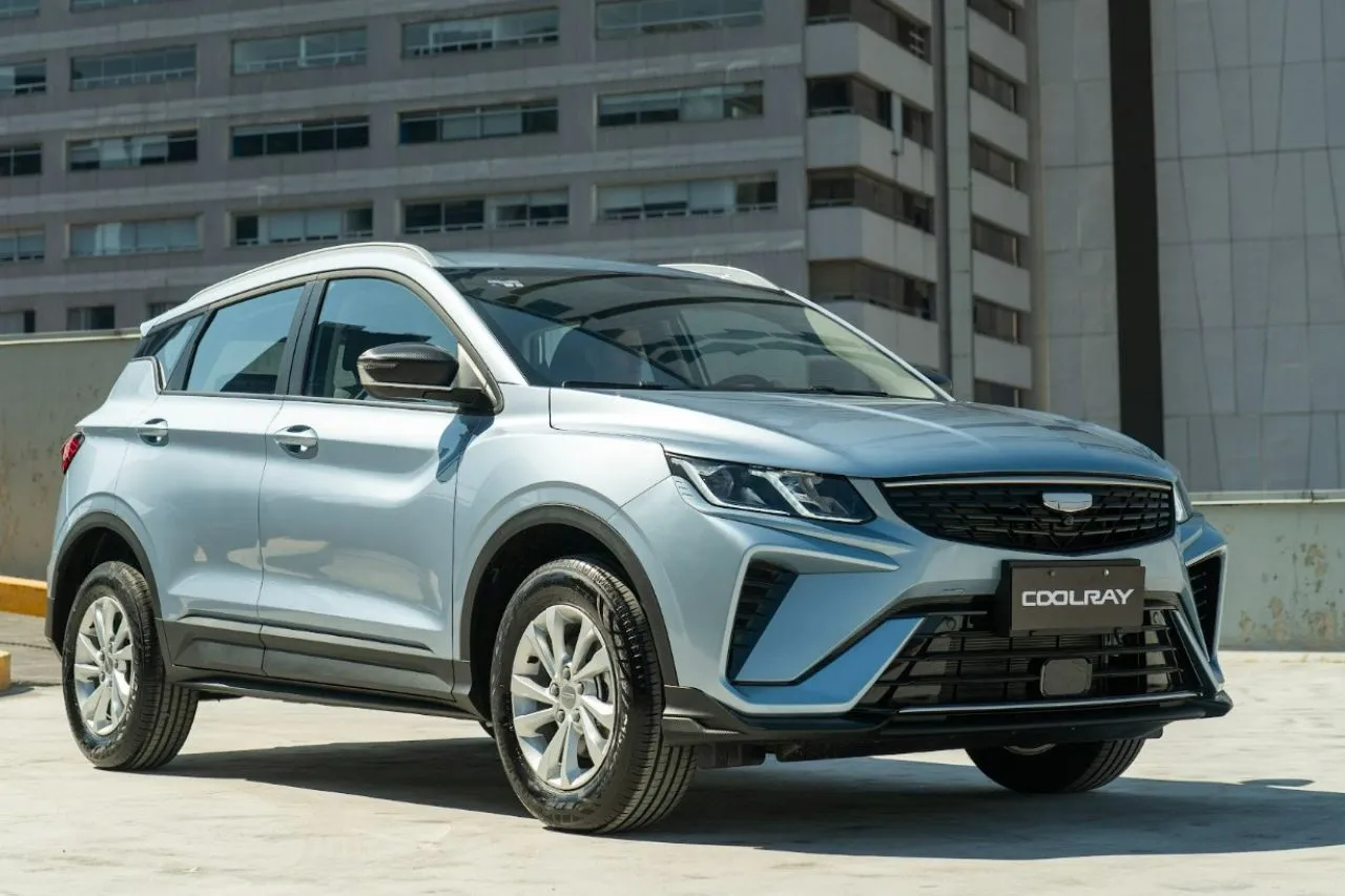 SUV subcompacta Geely Coolray Lite Azul Óptico estacionada en entorno urbano