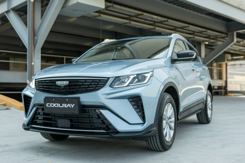 Geely Coolray Lite 2026 | Memo Lira Vista tres cuartos frontal de Geely Coolray Lite Azul Óptico con rines de aluminio de 16 pulgadas