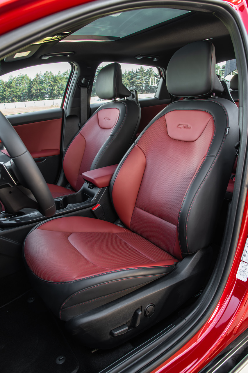 Asientos delanteros Kia con diseño deportivo y materiales de alta calidad en modelos fabricados en México | Memo Lira Asientos interiores Kia con vestiduras exclusivas y diseño ergonómico en edición especial FIFA World Cup