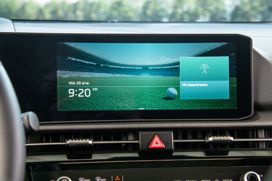 Pantalla central con detalles FIFA World Cup | Memo Lira Pantalla central Kia con interfaz digital y gráficos especiales FIFA World Cup al encender el vehículo