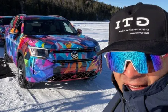 Memo Lira con prototipo camuflado de la nueva Volkswagen Teramont probada en Canadá sobre lago congelado