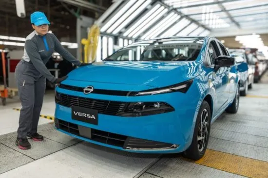 Trabajadores ensamblando Nissan Versa 2026 en Aguascalientes