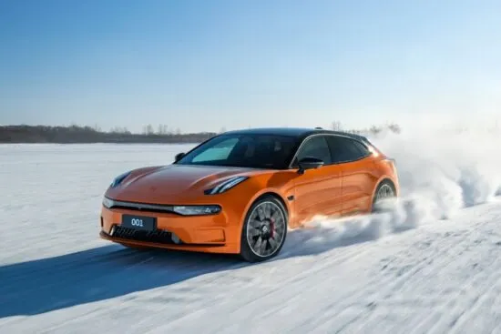 Zeekr 001 en naranja perfil lateral mostrando diseño aerodinámico deportivo en nieve